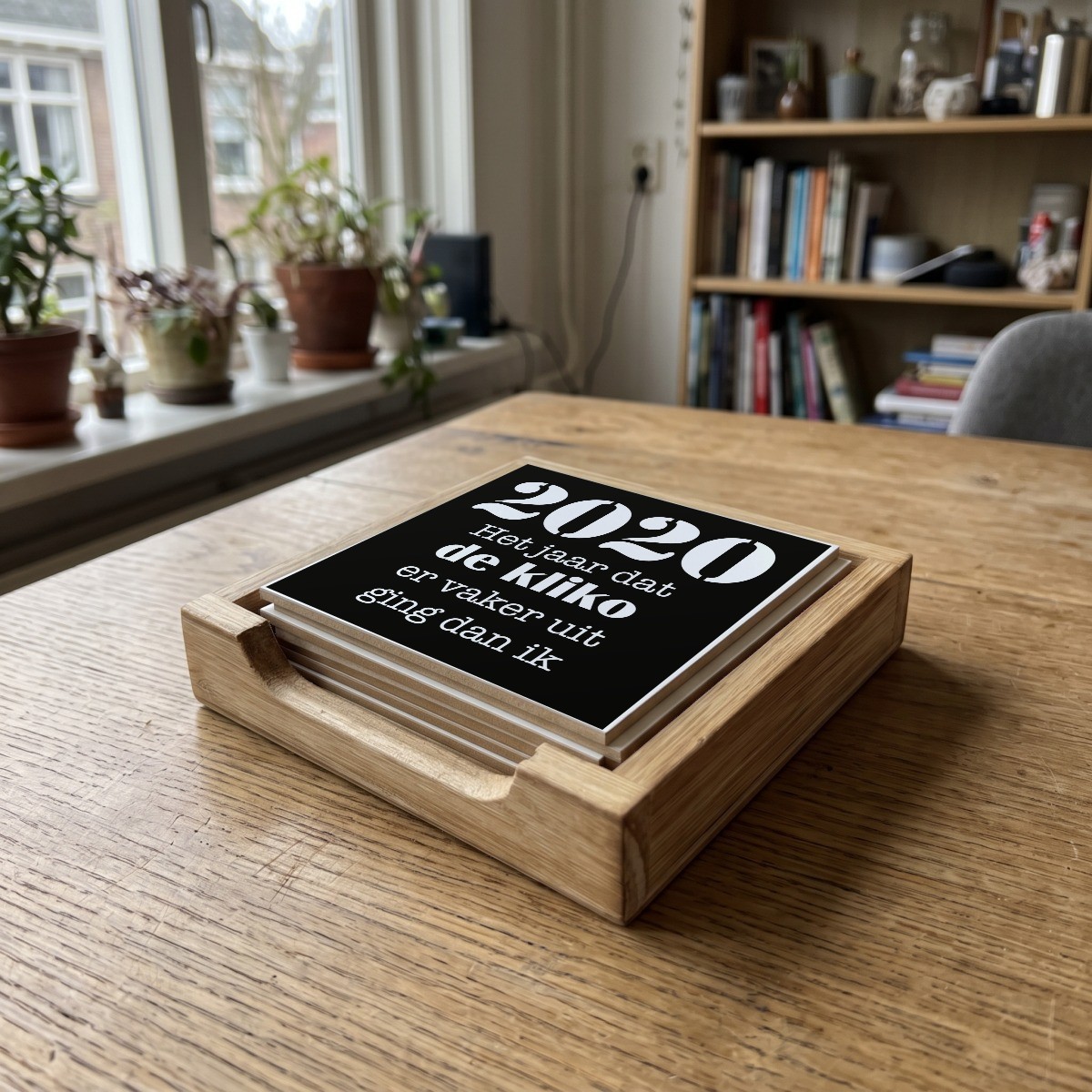 Corona quote zwart 01, houten onderzetter in het houten bakje (het houten bakje is apart verkrijgbaar)
