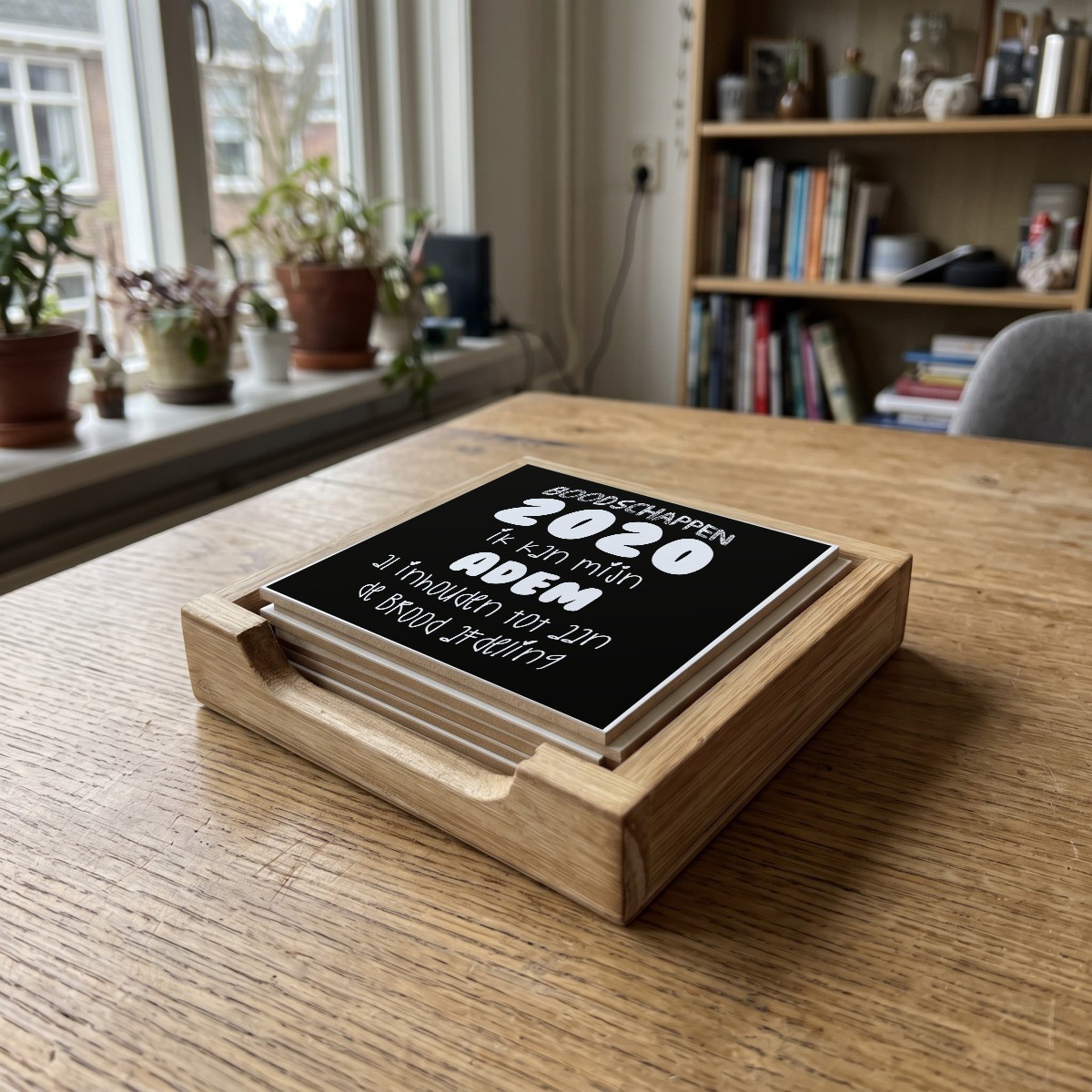 Corona quote zwart 03, houten onderzetter in het houten bakje (het houten bakje is apart verkrijgbaar)