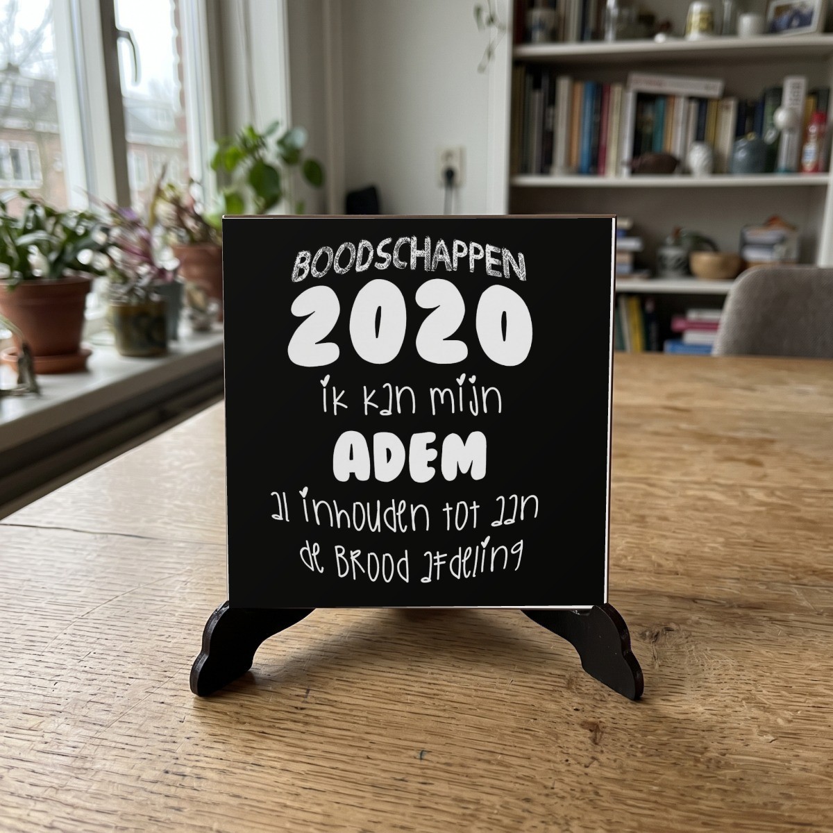 Corona quote zwart 03, houten onderzetter op de standaard (de standaard is apart verkrijgbaar)