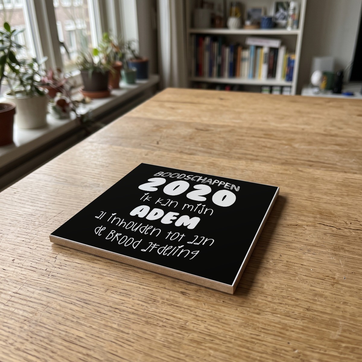 Corona quote zwart 03, gedrukt op een houten onderzetter