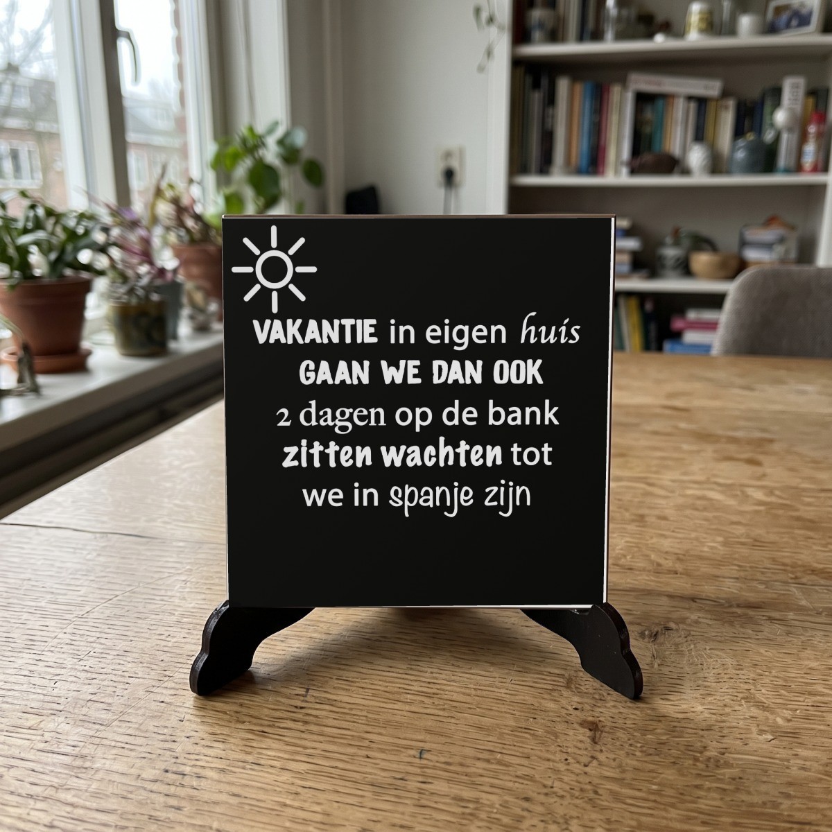Corona quote zwart 12, houten onderzetter op de standaard (de standaard is apart verkrijgbaar)