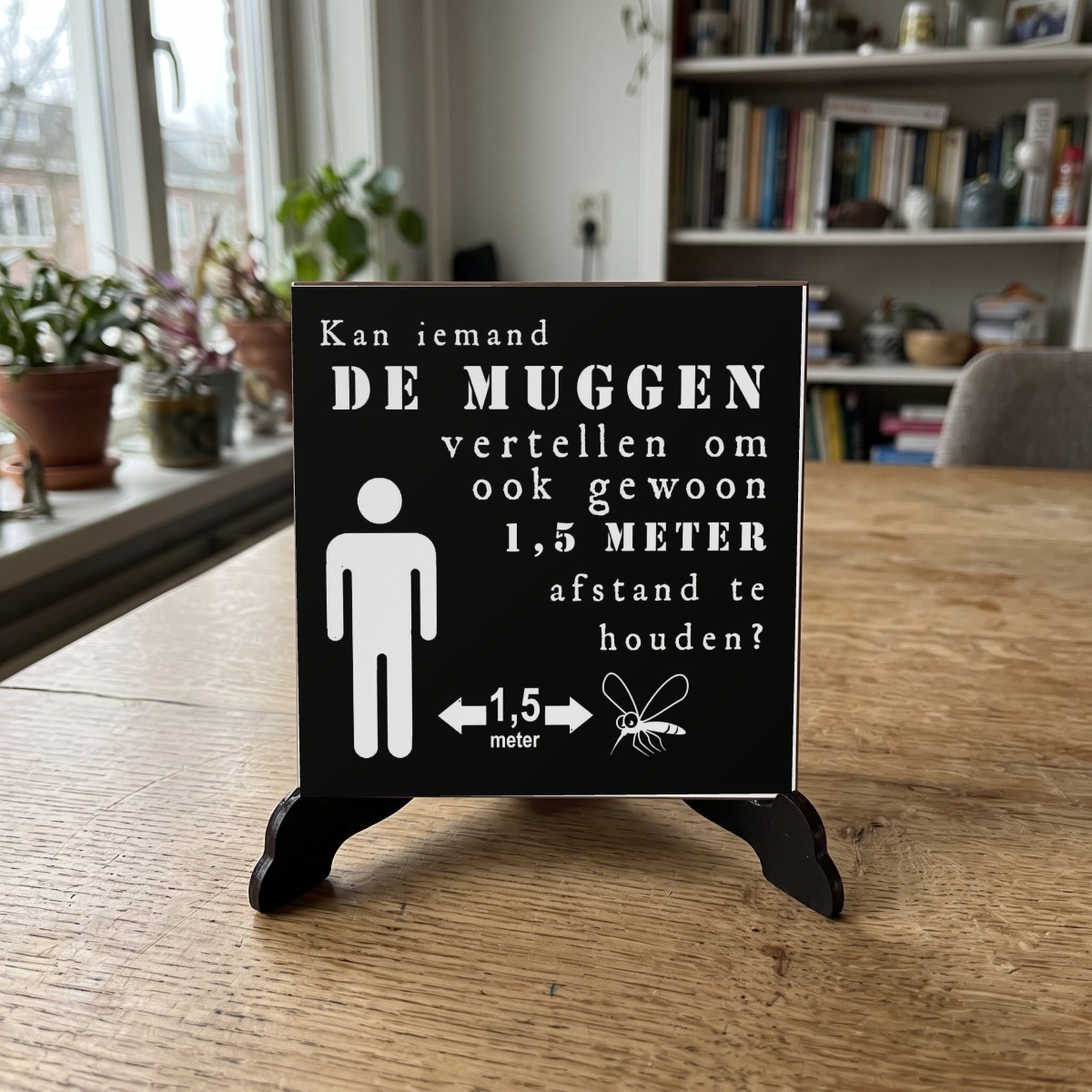Corona quote zwart 16, houten onderzetter op de standaard (de standaard is apart verkrijgbaar)