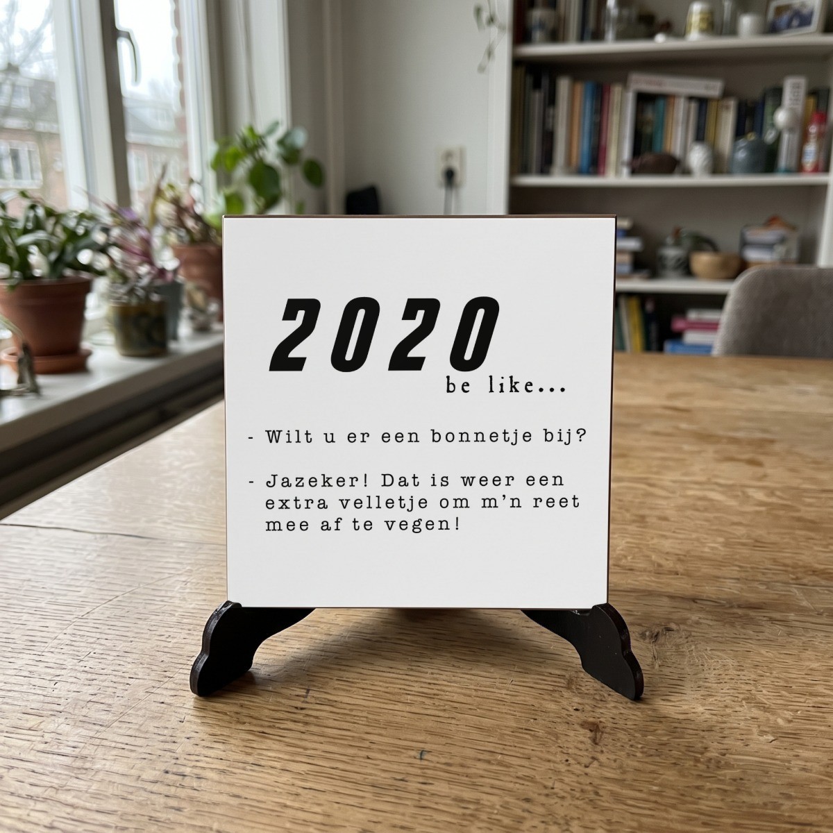 Corona quote wit 18, houten onderzetter op de standaard (de standaard is apart verkrijgbaar)