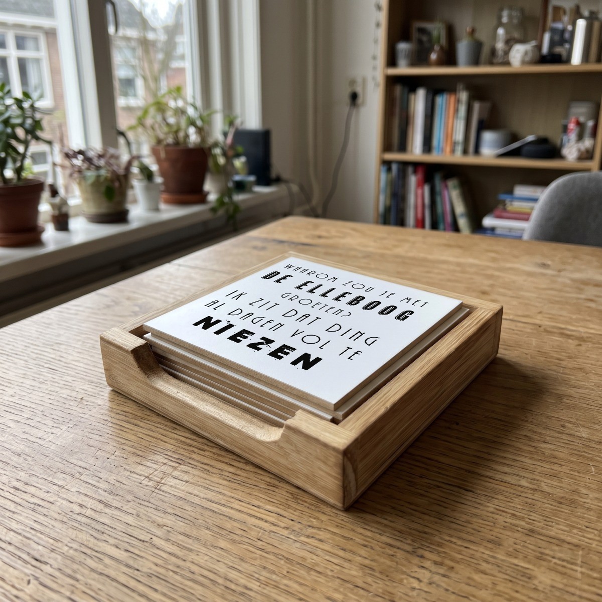 Corona quote wit 20, houten onderzetter in het houten bakje (het houten bakje is apart verkrijgbaar)