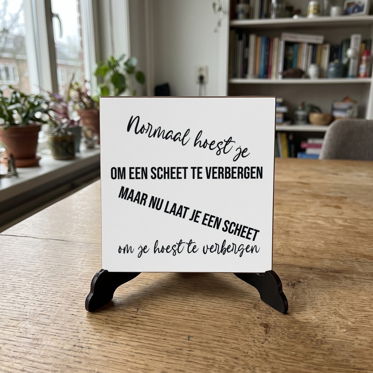 Corona quote wit 25, houten onderzetter op de standaard (de standaard is apart verkrijgbaar)