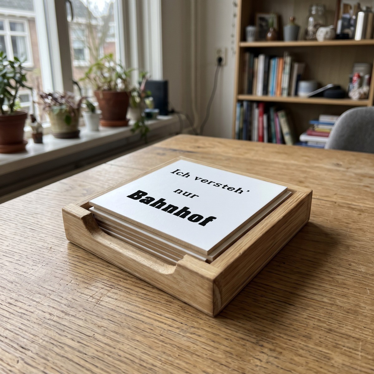 Duitse Teksten Wit 017, houten onderzetter in het houten bakje (het houten bakje is apart verkrijgbaar)