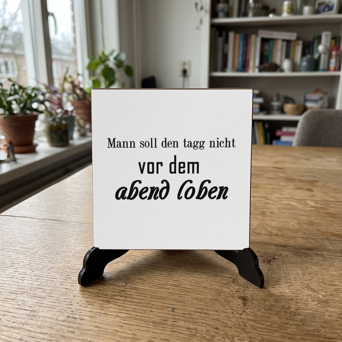 Duitse Teksten Wit 019, houten onderzetter op de standaard (de standaard is apart verkrijgbaar)