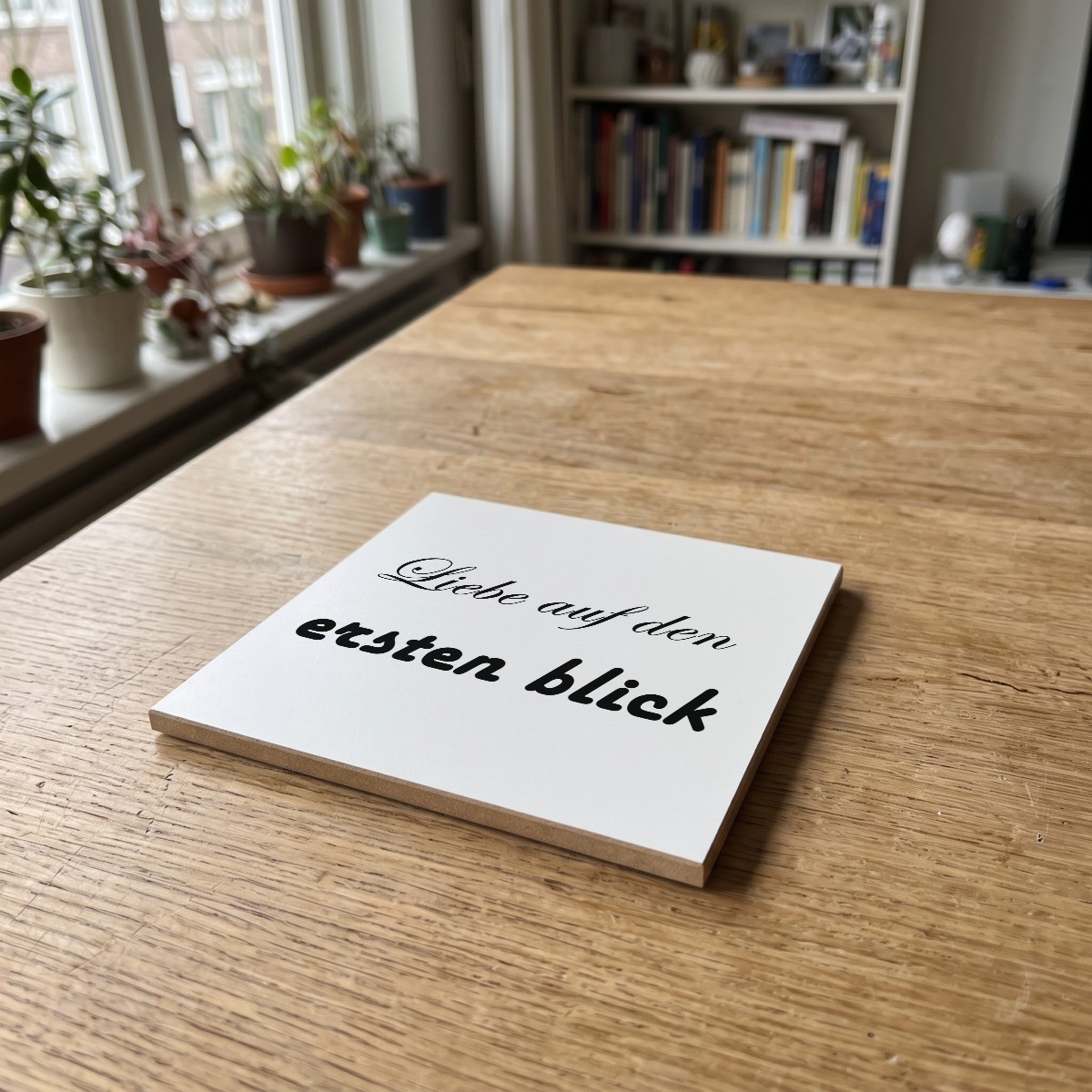 Duitse Teksten Wit 030, gedrukt op een houten onderzetter