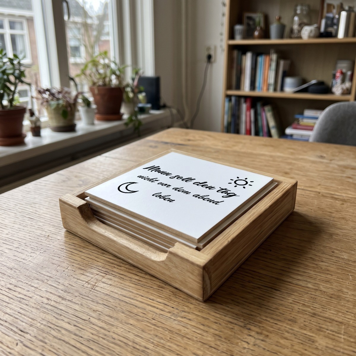 Duitse Teksten Wit 044, houten onderzetter in het houten bakje (het houten bakje is apart verkrijgbaar)