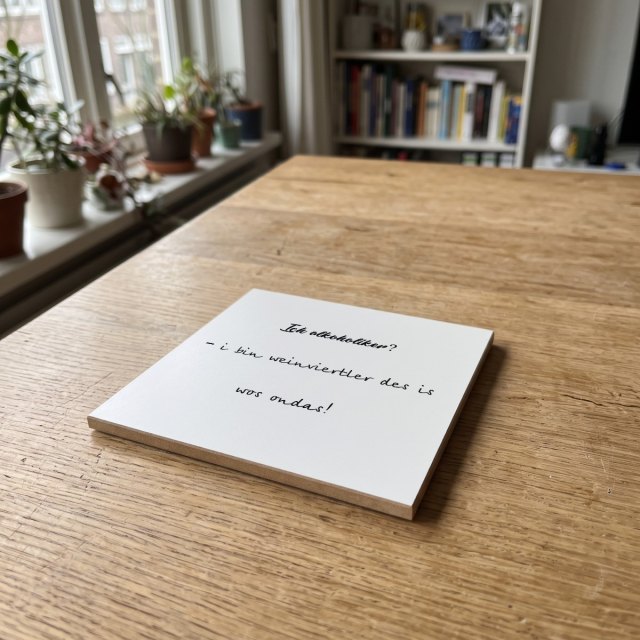 Duitse Teksten Wit 064, gedrukt op een houten onderzetter