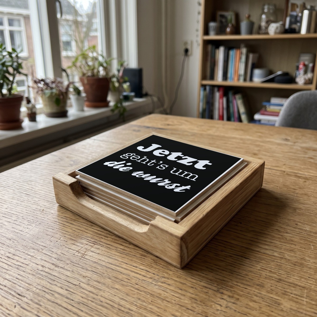 Duitse Teksten Zwart 006, houten onderzetter in het houten bakje (het houten bakje is apart verkrijgbaar)