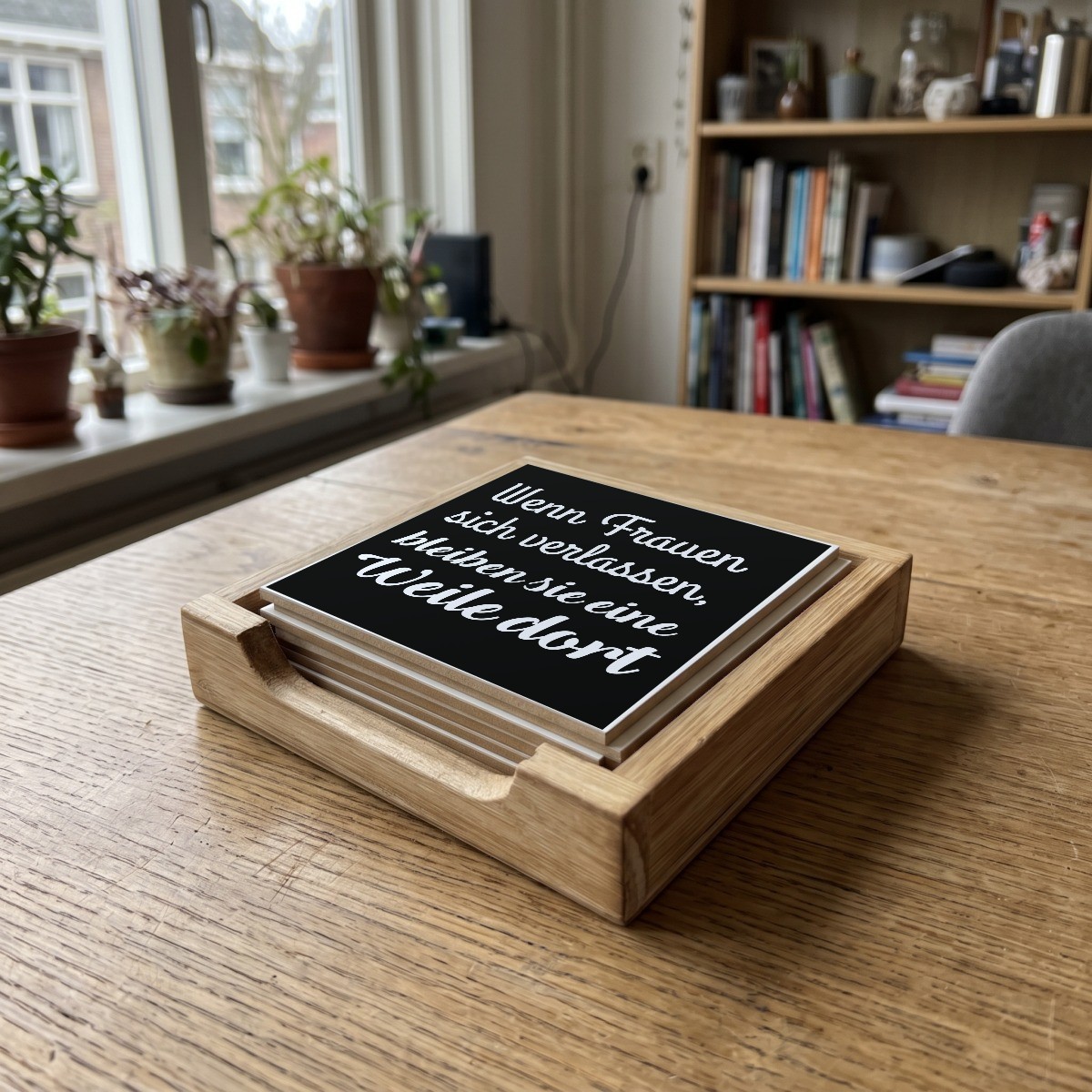 Duitse Teksten Zwart 011, houten onderzetter in het houten bakje (het houten bakje is apart verkrijgbaar)