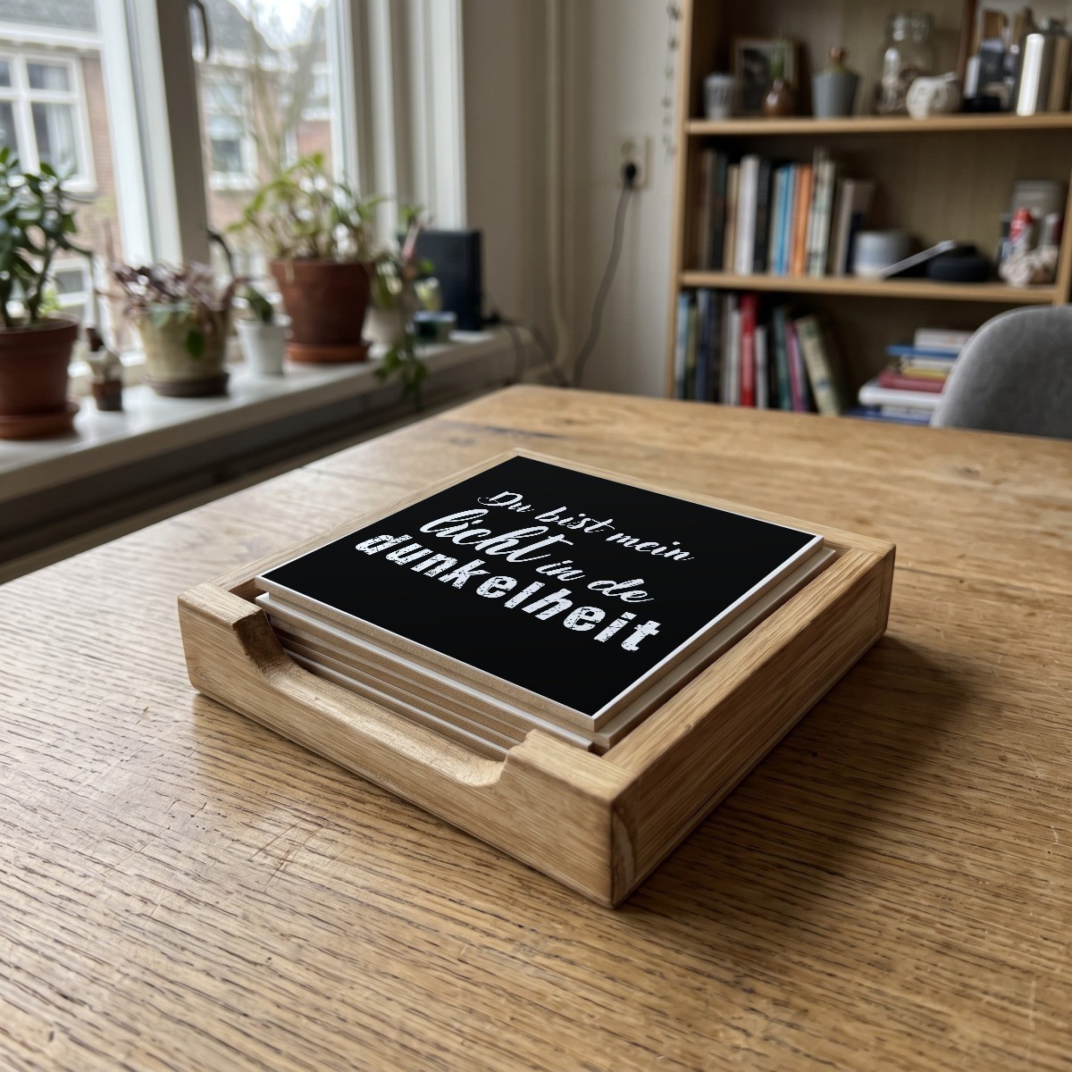 Duitse Teksten Zwart 039, houten onderzetter in het houten bakje (het houten bakje is apart verkrijgbaar)