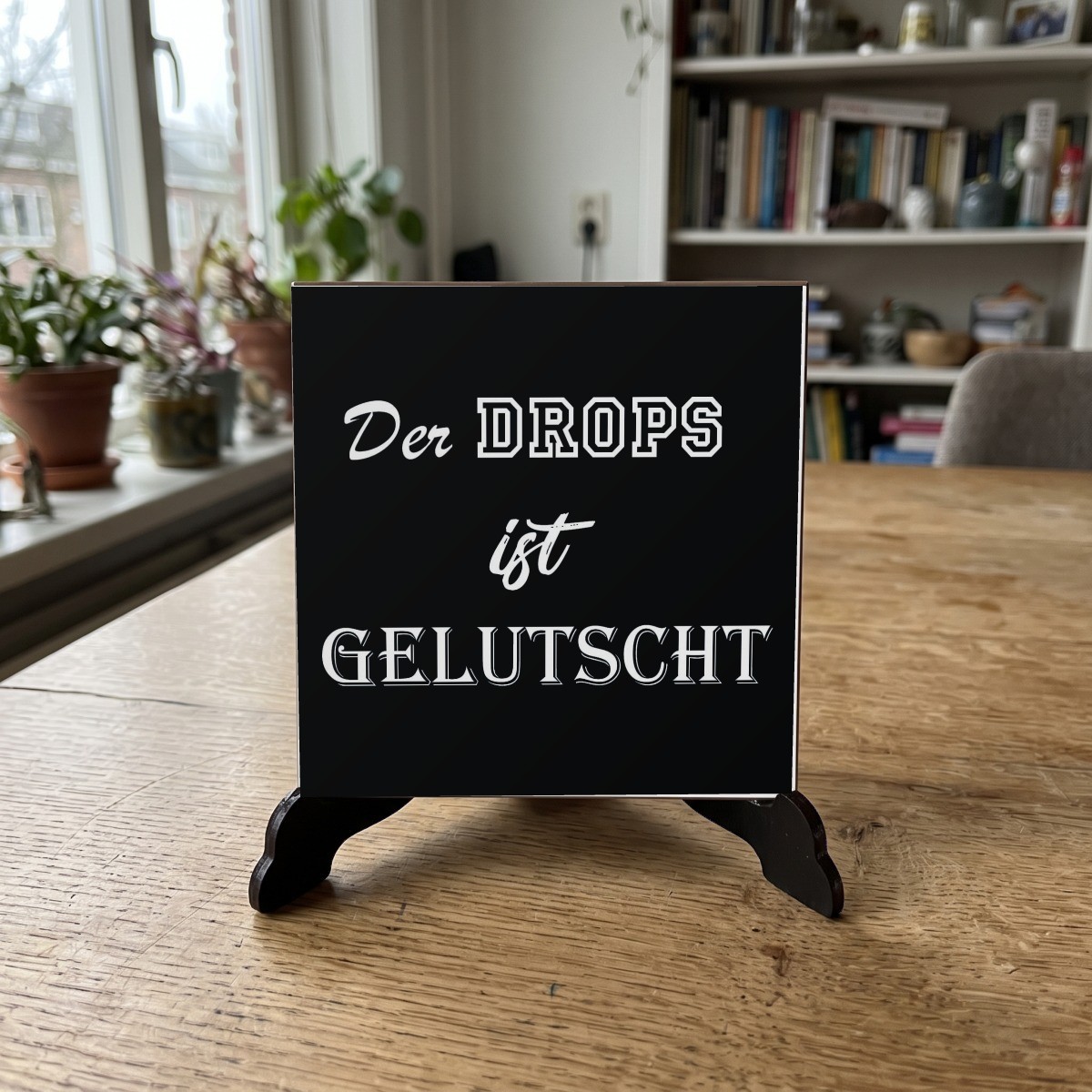 Duitse Teksten Zwart 042, houten onderzetter op de standaard (de standaard is apart verkrijgbaar)
