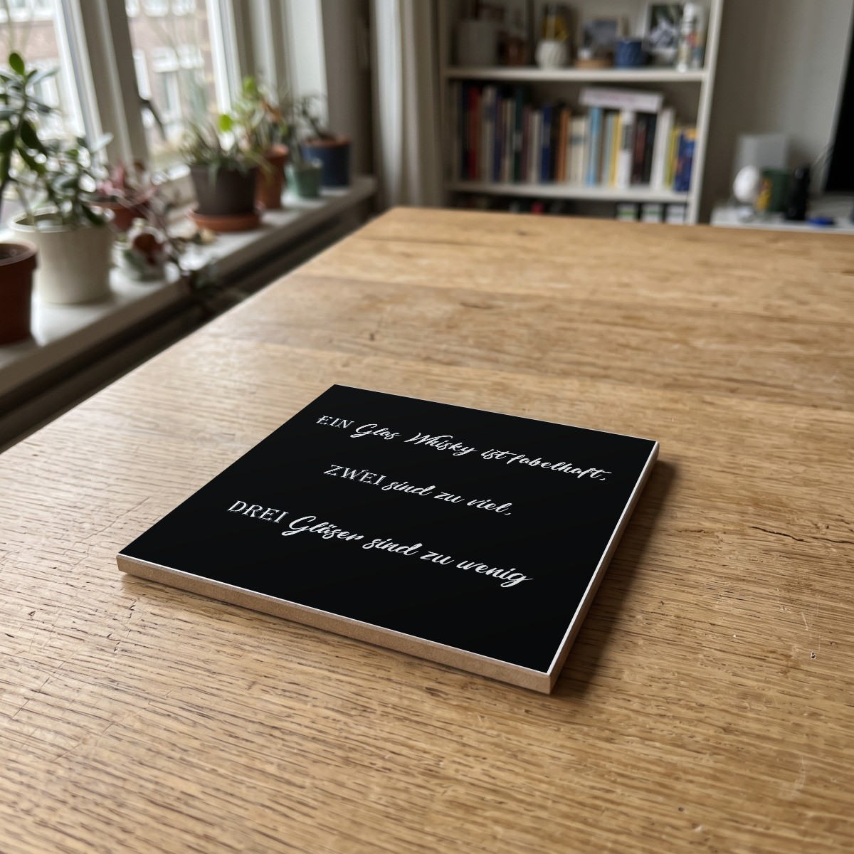 Duitse Teksten Zwart 047, gedrukt op een houten onderzetter