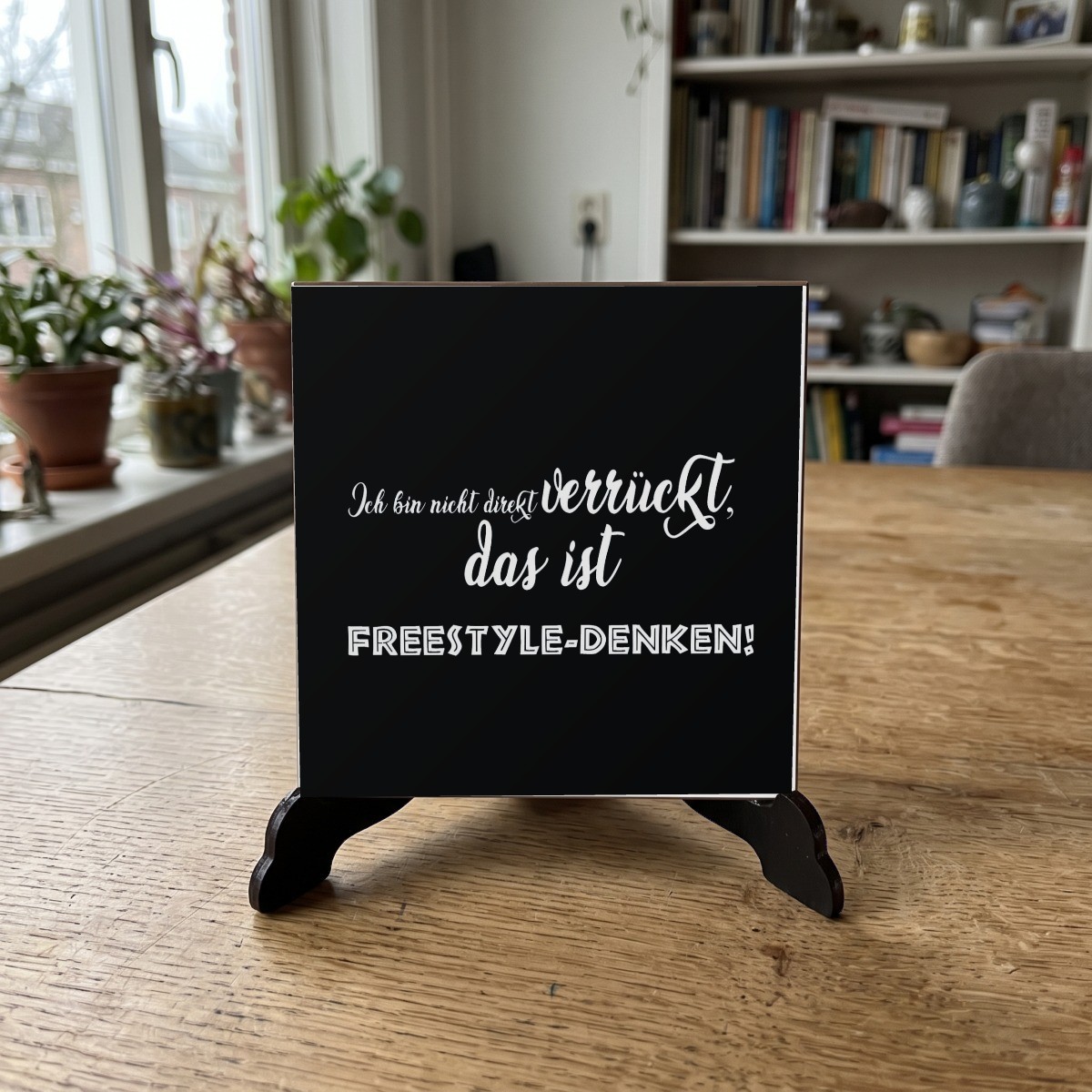 Duitse Teksten Zwart 058, houten onderzetter op de standaard (de standaard is apart verkrijgbaar)