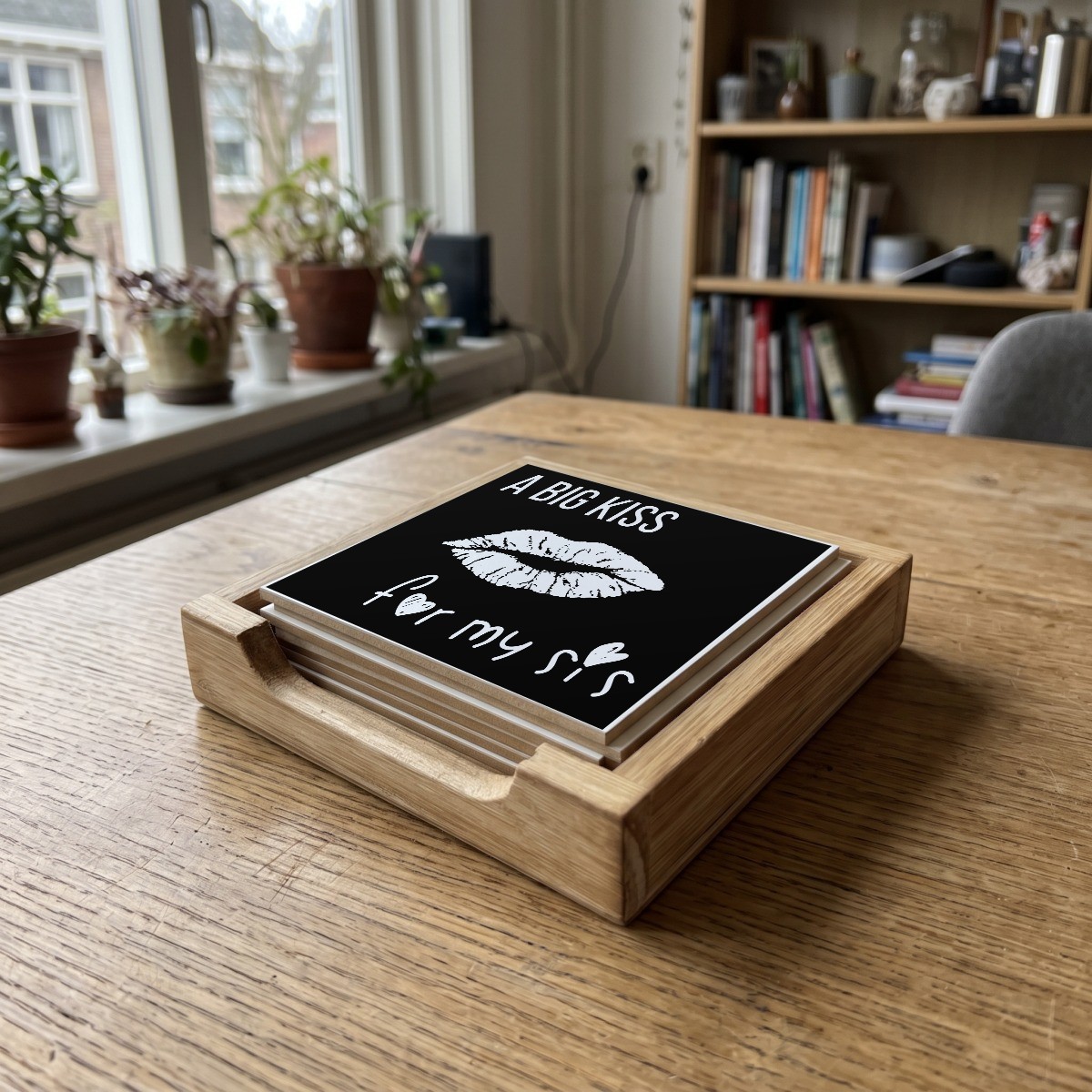 Engels Teksten Zwart 033, houten onderzetter in het houten bakje (het houten bakje is apart verkrijgbaar)