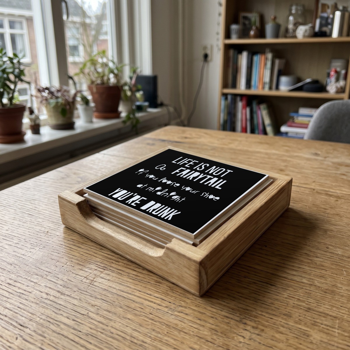 Engels Teksten Zwart 044, houten onderzetter in het houten bakje (het houten bakje is apart verkrijgbaar)