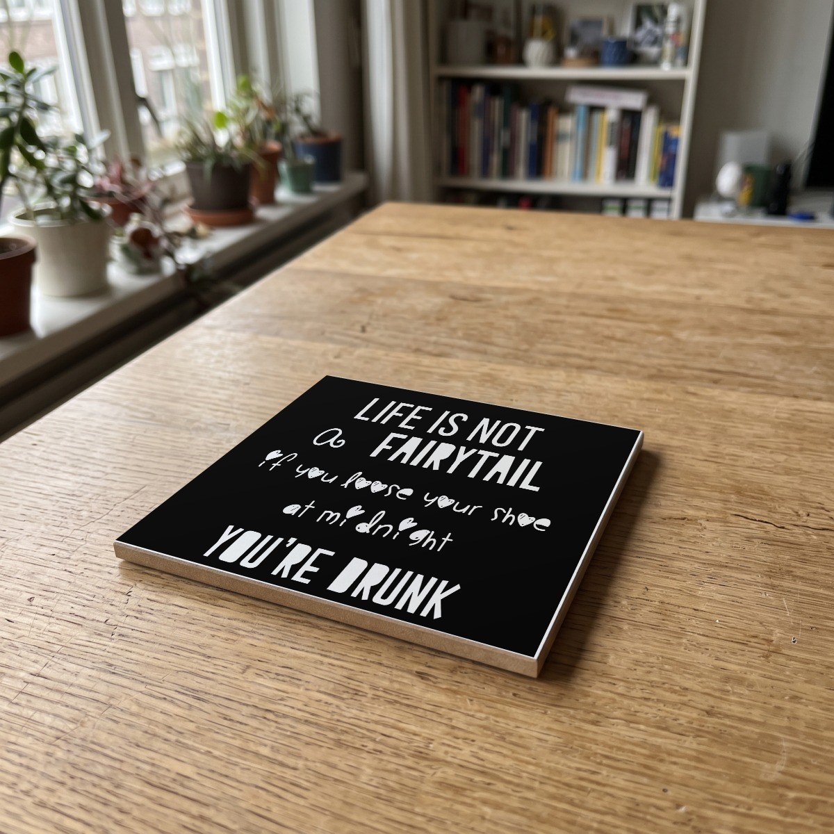 Engels Teksten Zwart 044, gedrukt op een houten onderzetter