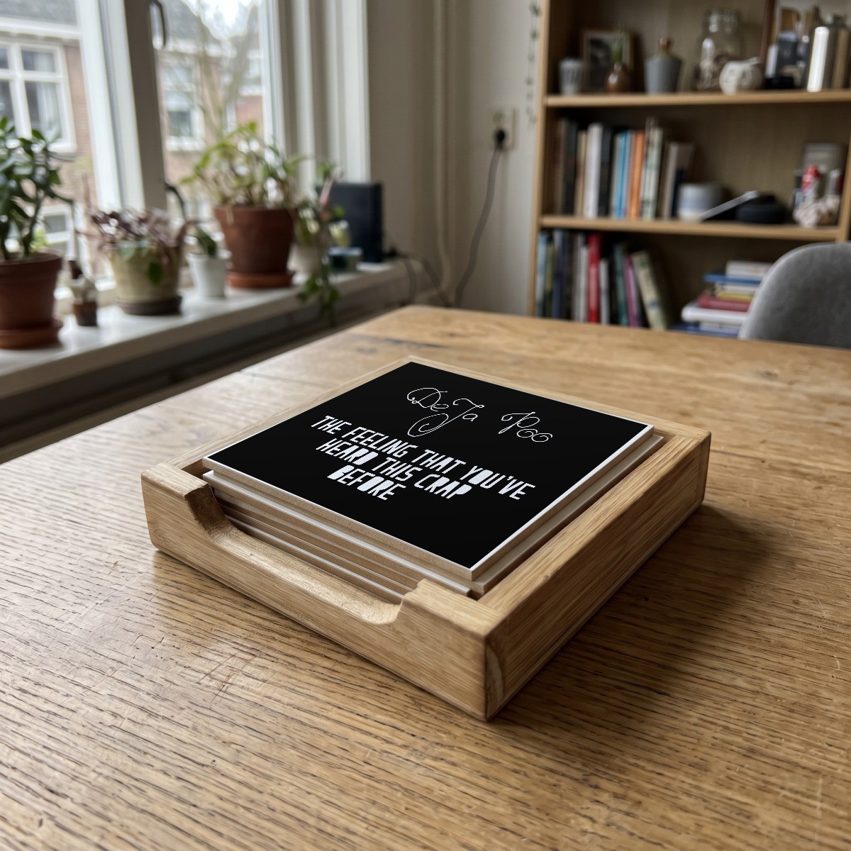 Engels Teksten Zwart 102, houten onderzetter in het houten bakje (het houten bakje is apart verkrijgbaar)