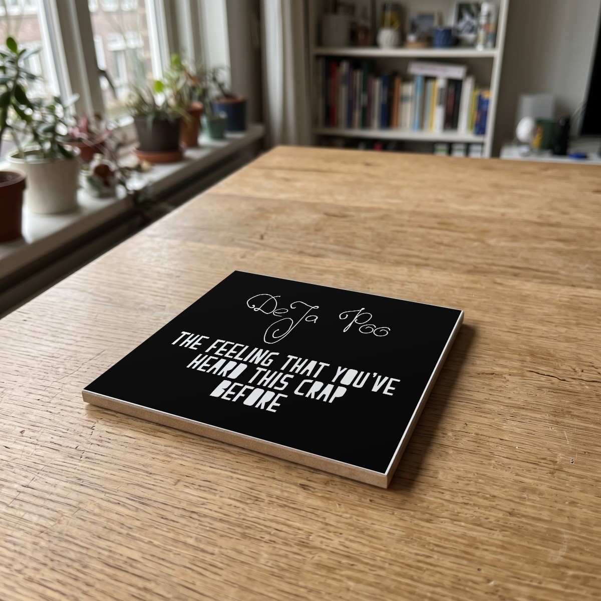 Engels Teksten Zwart 102, gedrukt op een houten onderzetter