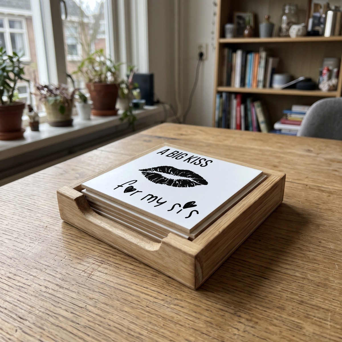 Engelse Teksten Wit 033, houten onderzetter in het houten bakje (het houten bakje is apart verkrijgbaar)