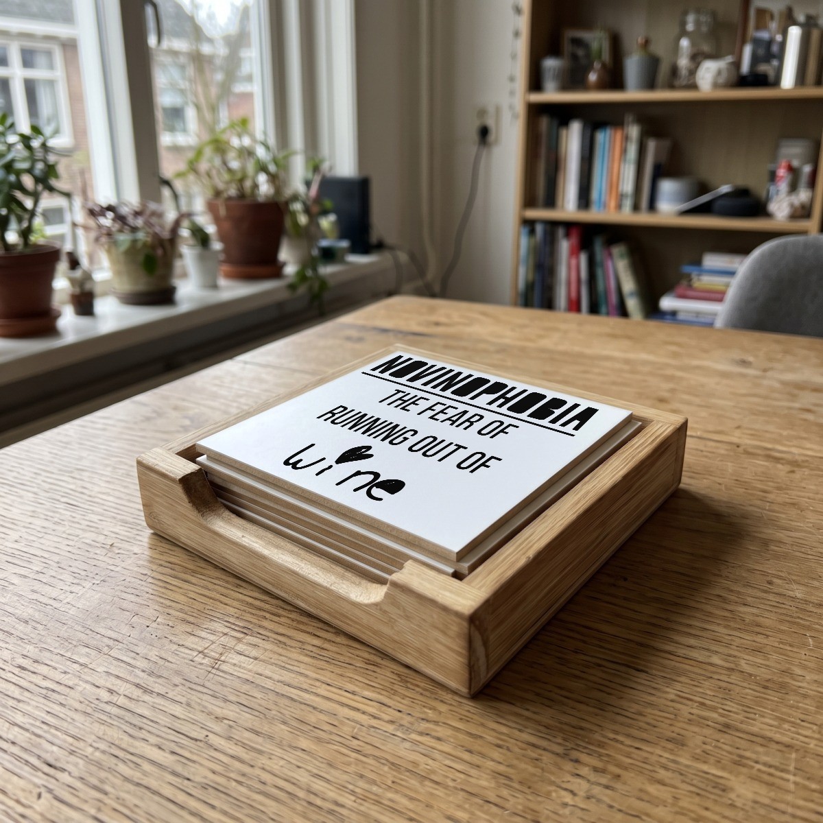 Engelse Teksten Wit 037, houten onderzetter in het houten bakje (het houten bakje is apart verkrijgbaar)