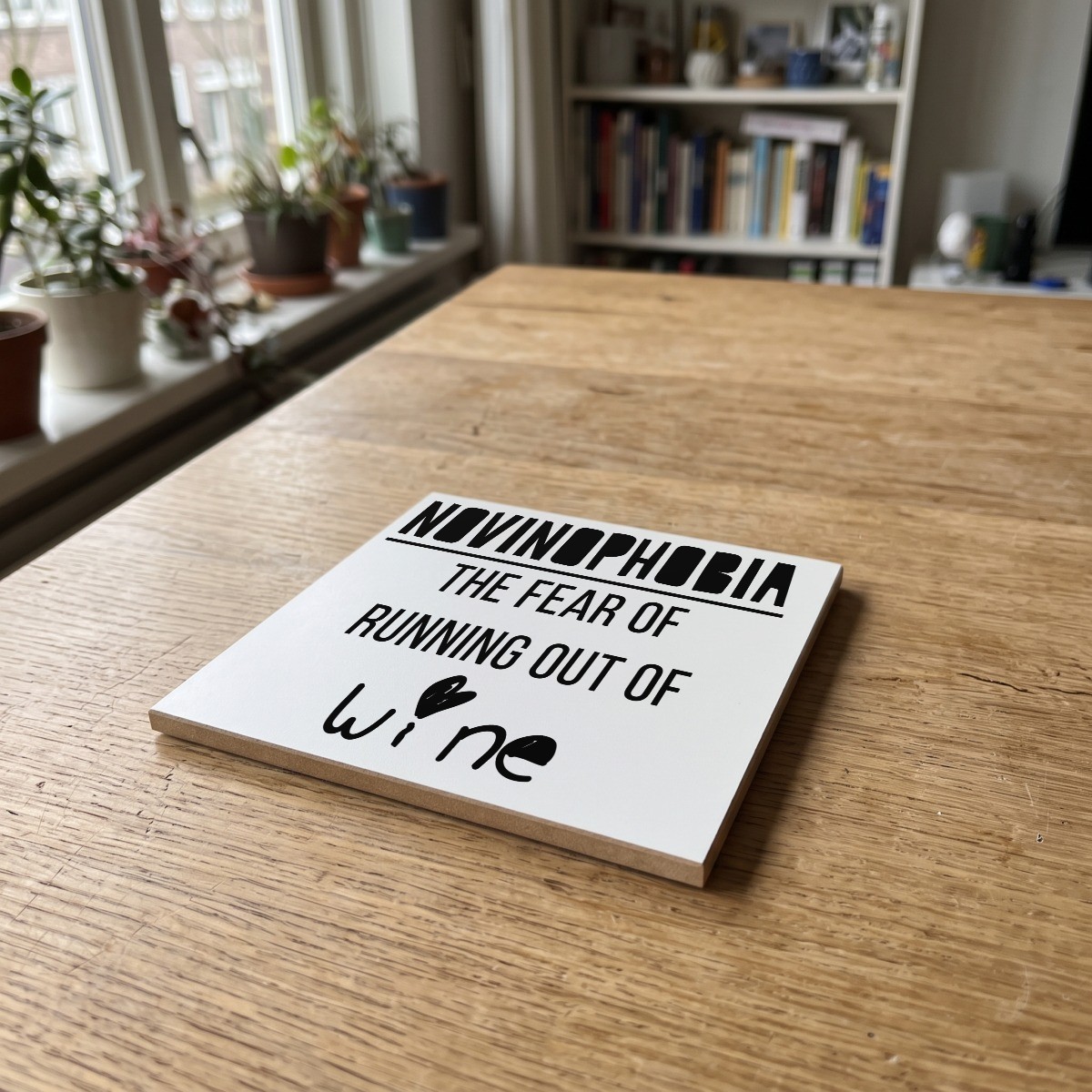Engelse Teksten Wit 037, gedrukt op een houten onderzetter