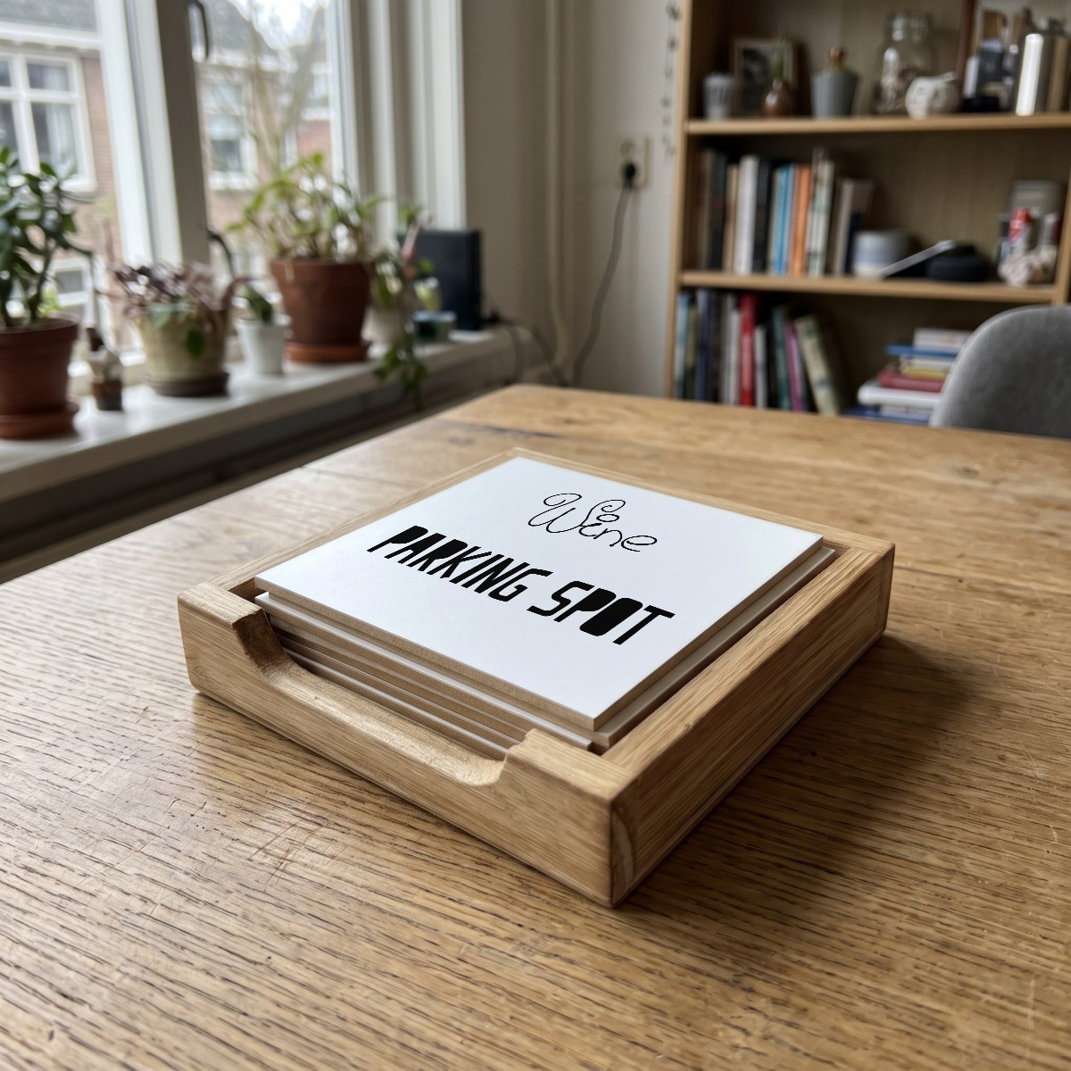 Engelse Teksten Wit 043, houten onderzetter in het houten bakje (het houten bakje is apart verkrijgbaar)