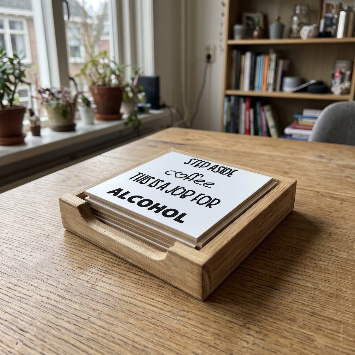 Engelse Teksten Wit 052, houten onderzetter in het houten bakje (het houten bakje is apart verkrijgbaar)