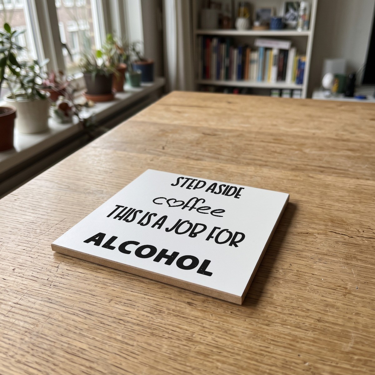 Engelse Teksten Wit 052, gedrukt op een houten onderzetter