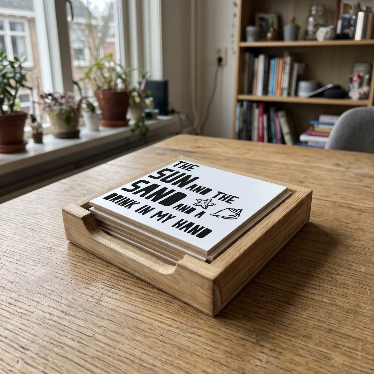 Engelse Teksten Wit 054, houten onderzetter in het houten bakje (het houten bakje is apart verkrijgbaar)