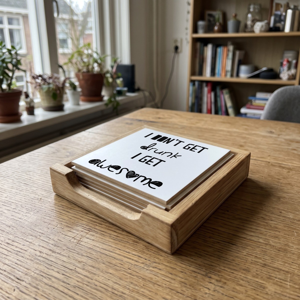Engelse Teksten Wit 061, houten onderzetter in het houten bakje (het houten bakje is apart verkrijgbaar)