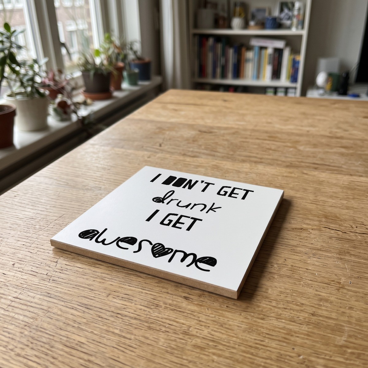 Engelse Teksten Wit 061, gedrukt op een houten onderzetter