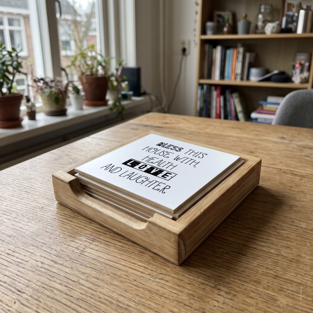 Engelse Teksten Wit 065, houten onderzetter in het houten bakje (het houten bakje is apart verkrijgbaar)