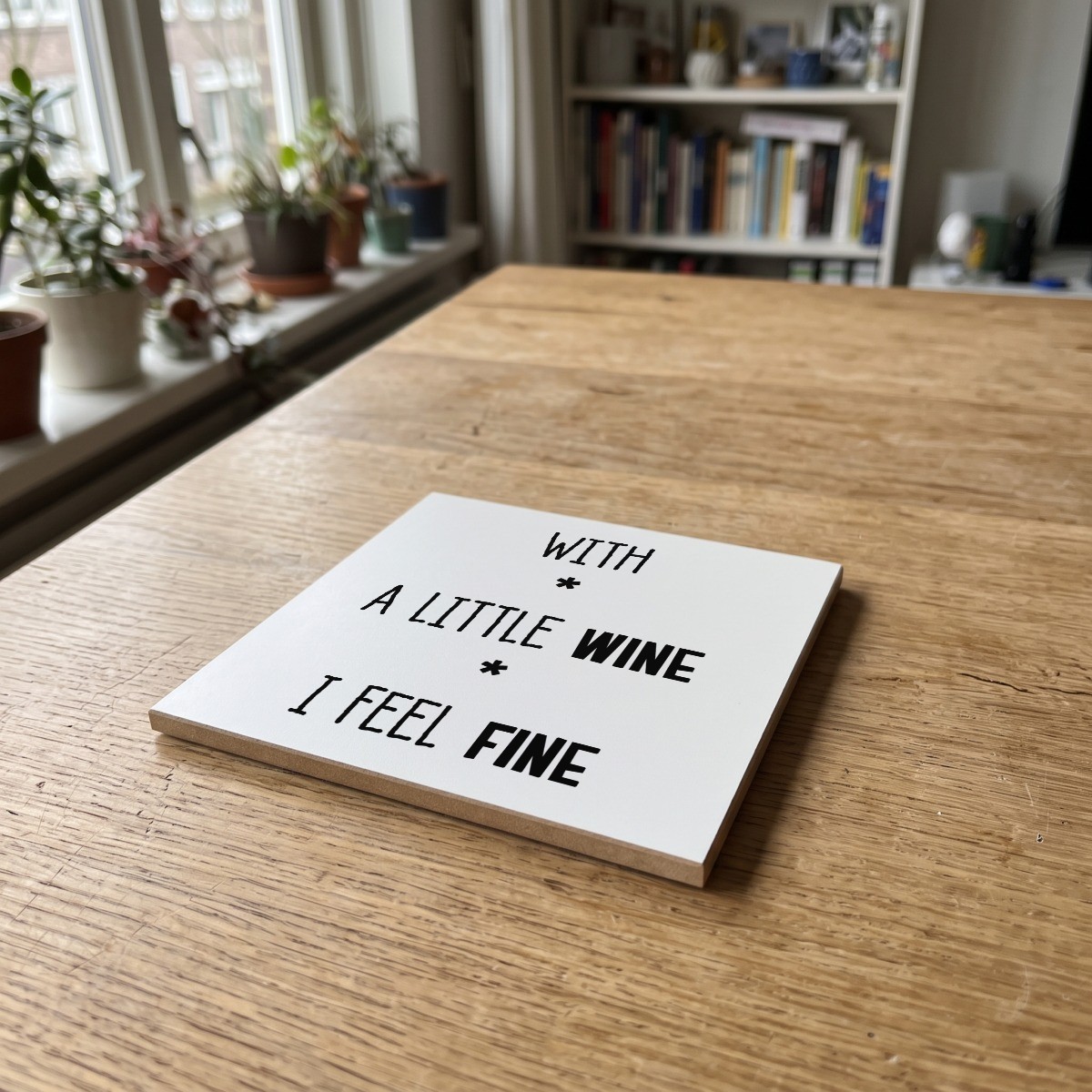 Engelse Teksten Wit 069, gedrukt op een houten onderzetter