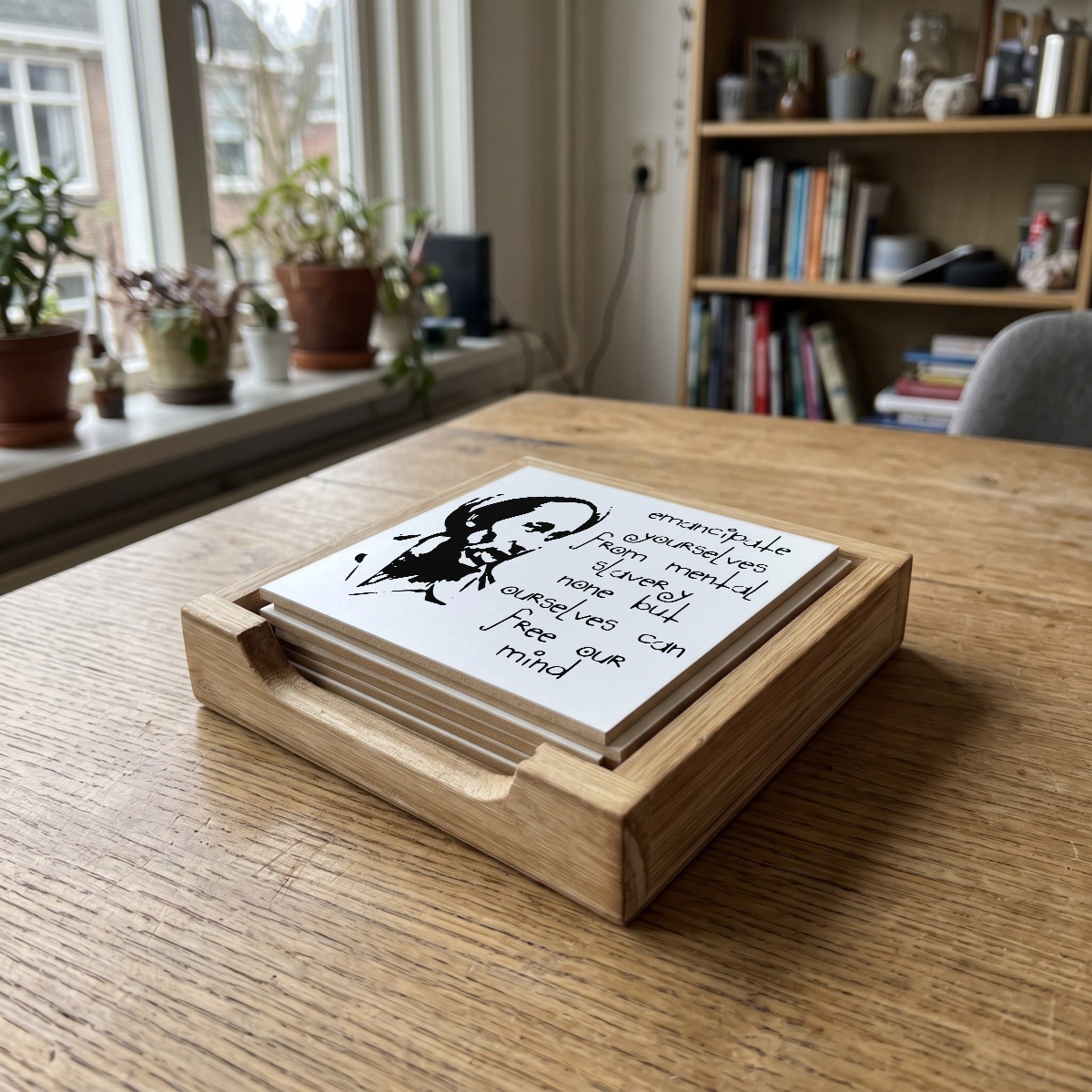 Engelse Teksten Wit 081, houten onderzetter in het houten bakje (het houten bakje is apart verkrijgbaar)