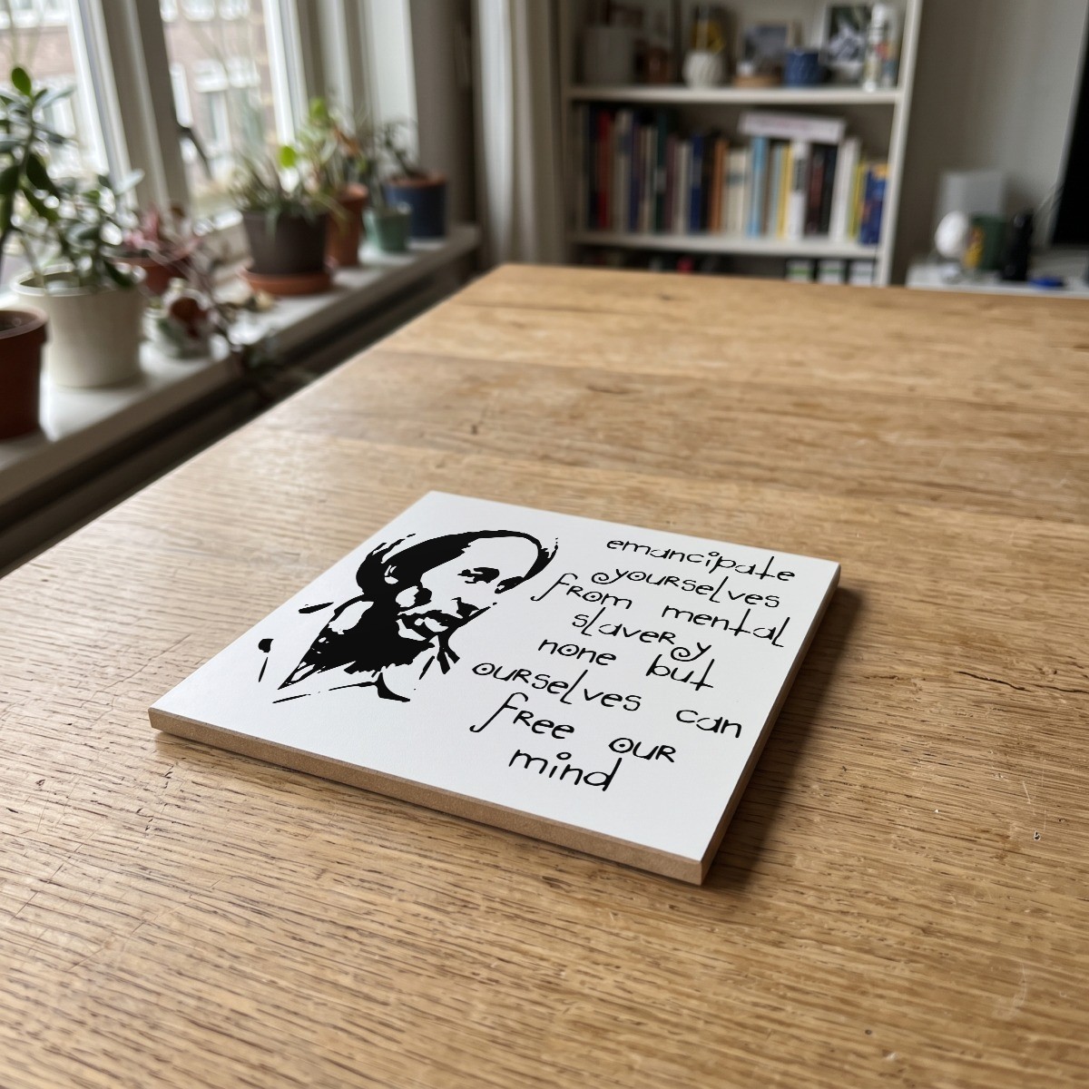 Engelse Teksten Wit 081, gedrukt op een houten onderzetter
