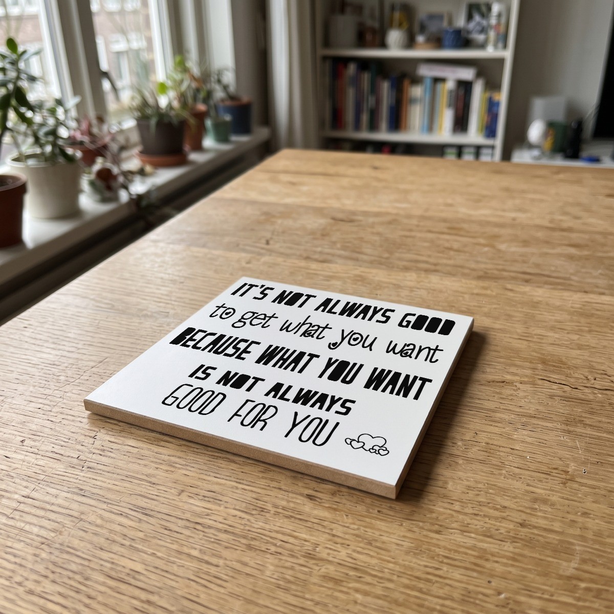 Engelse Teksten Wit 083, gedrukt op een houten onderzetter