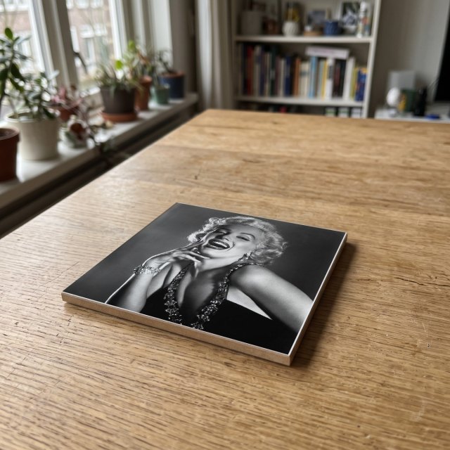 Film Muziek ZwartWit - 012, gedrukt op een houten onderzetter
