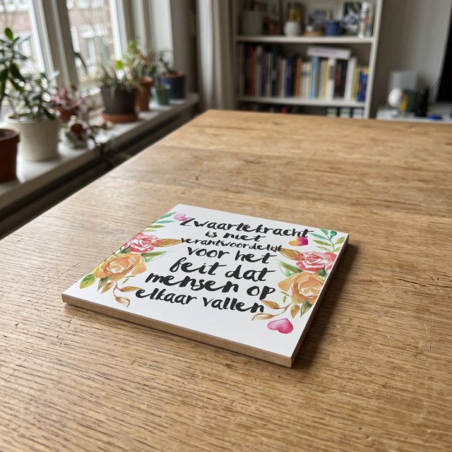 Floral quote 10, gedrukt op een houten onderzetter