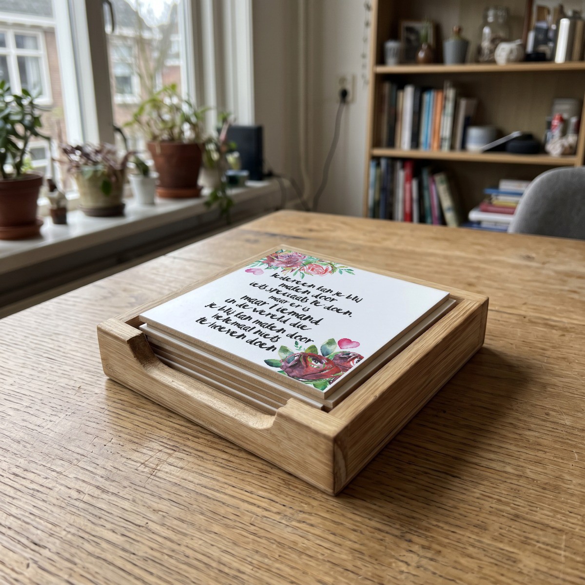Floral quote 24, houten onderzetter in het houten bakje (het houten bakje is apart verkrijgbaar)