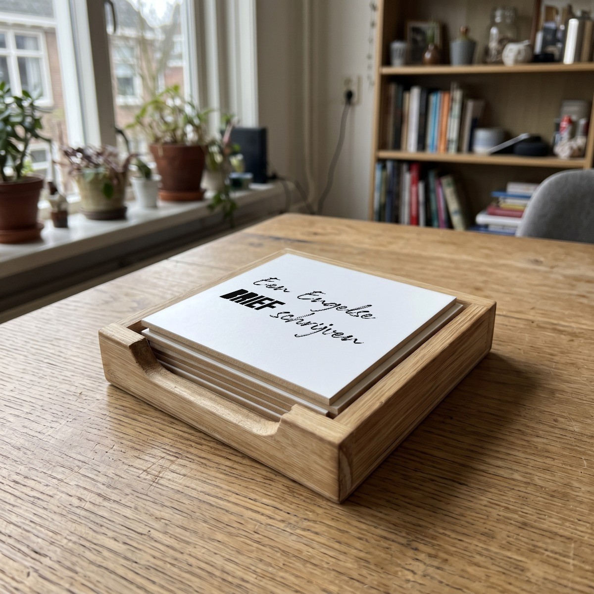 Haagse quote wit 016, houten onderzetter in het houten bakje (het houten bakje is apart verkrijgbaar)
