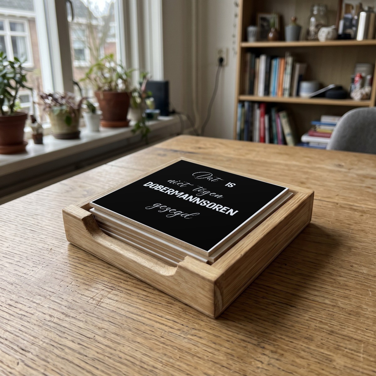 Haagse quote zwart 019, houten onderzetter in het houten bakje (het houten bakje is apart verkrijgbaar)
