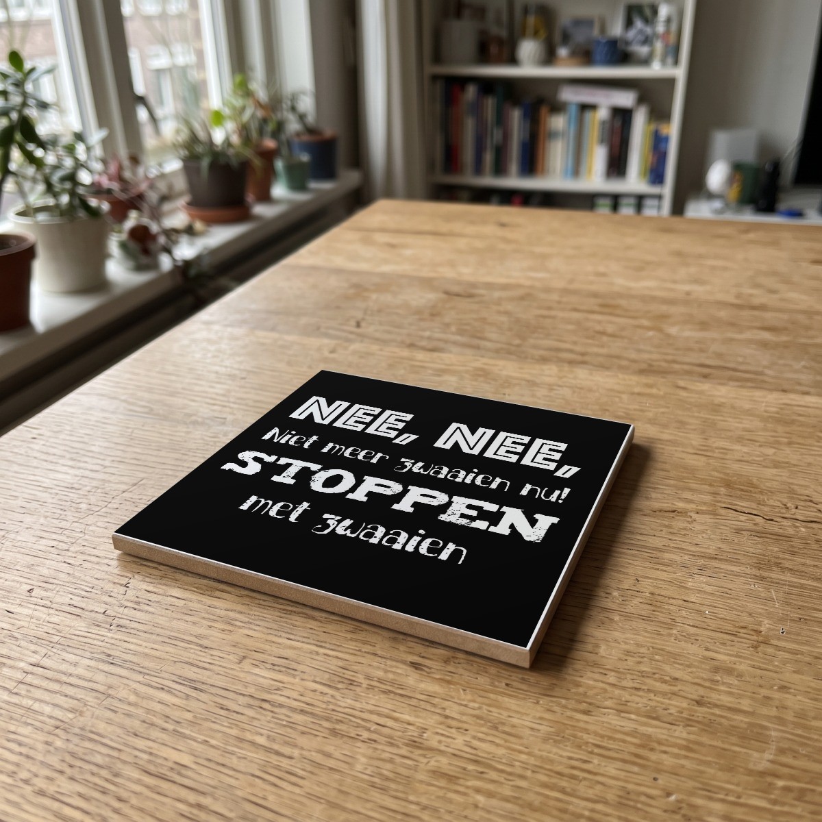 Luizenmoeder Teksten Zwart 002, gedrukt op een houten onderzetter
