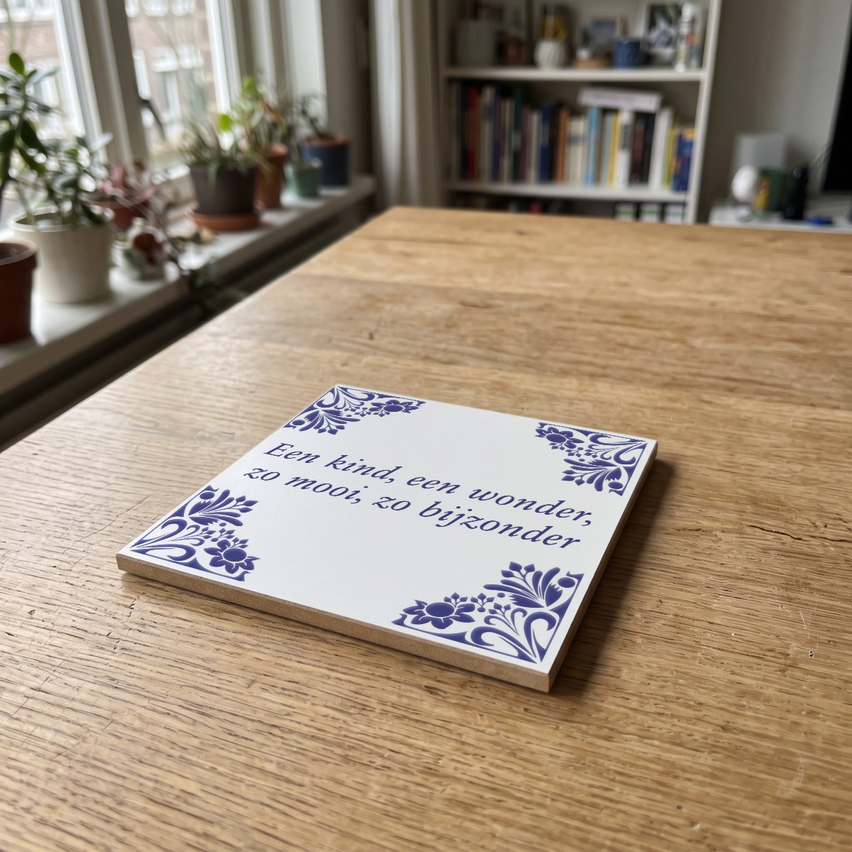 Nederlands Delftsblauw 010, gedrukt op een houten onderzetter