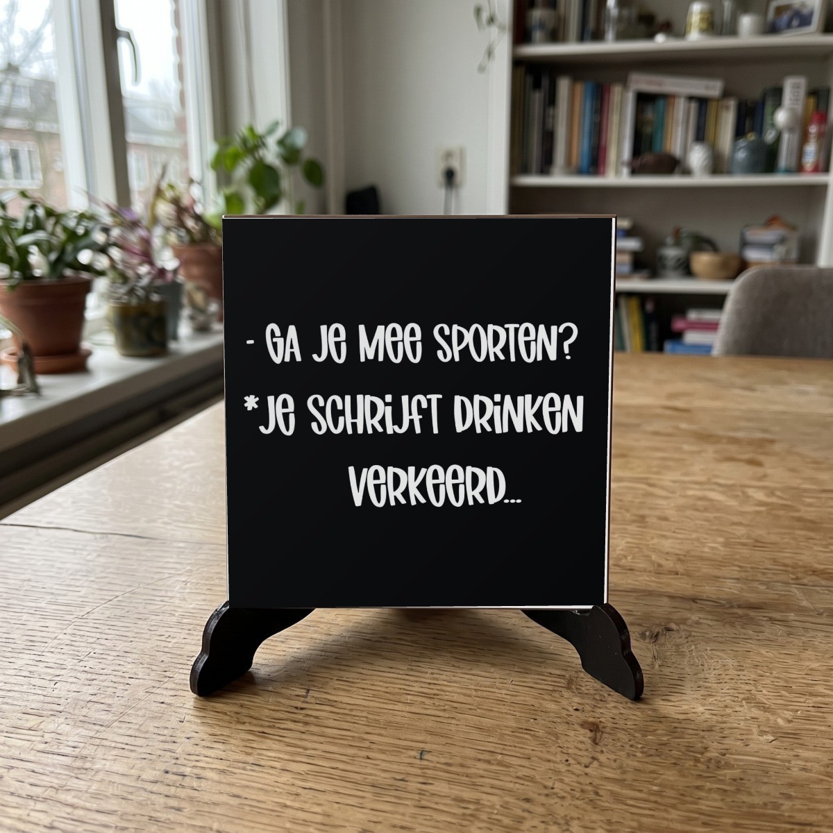 Nederlandse quote zwart 153, houten onderzetter op de standaard (de standaard is apart verkrijgbaar)
