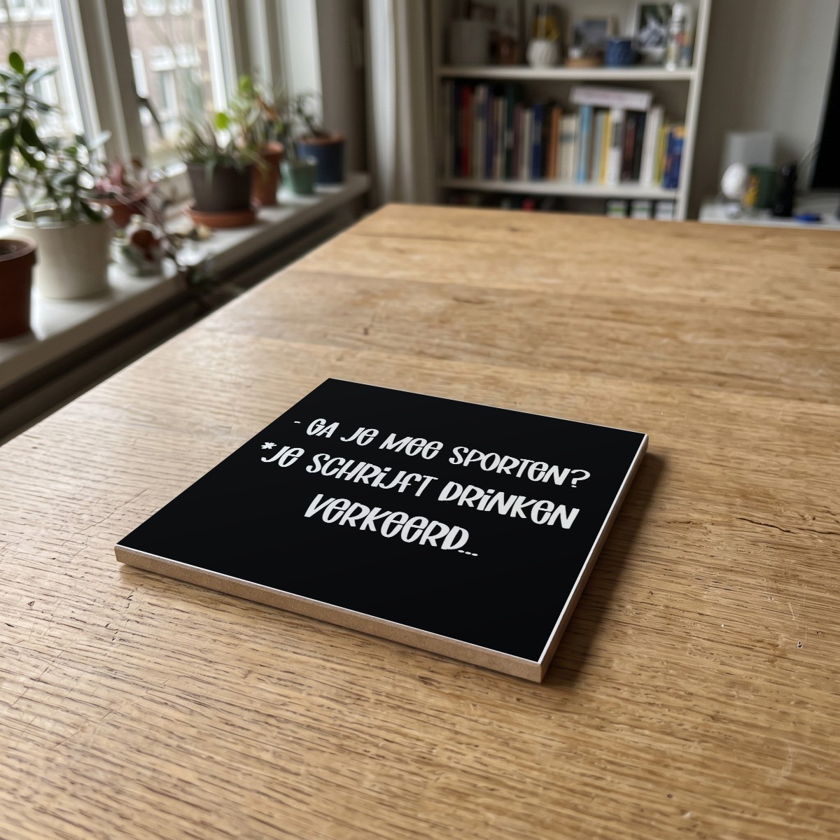 Nederlandse quote zwart 153, gedrukt op een houten onderzetter