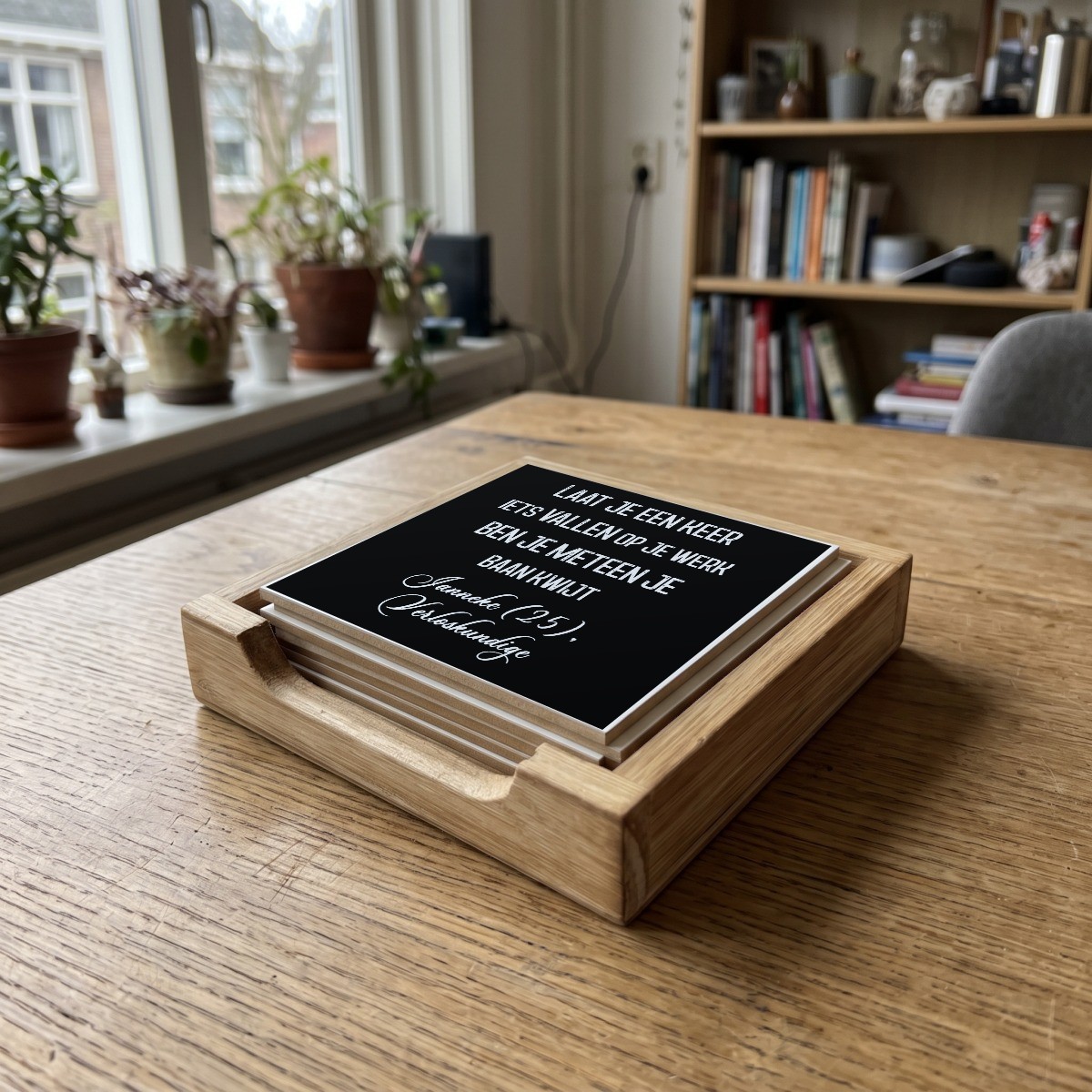 Nederlandse quote zwart 154, houten onderzetter in het houten bakje (het houten bakje is apart verkrijgbaar)