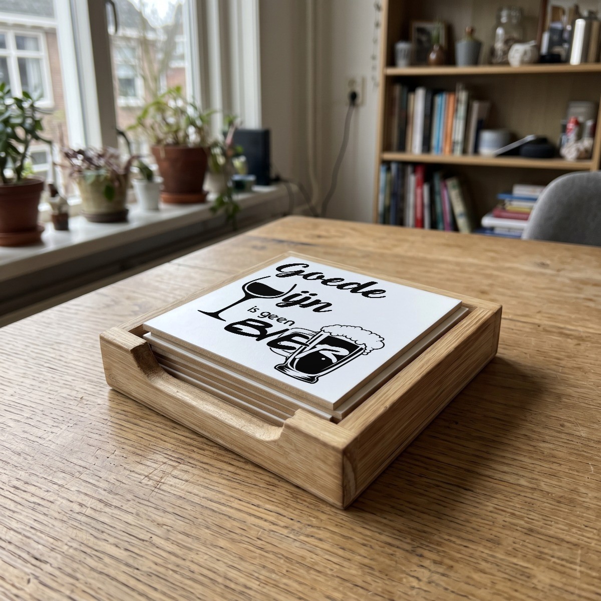 Nederlandse Quotes Wit 003, houten onderzetter in het houten bakje (het houten bakje is apart verkrijgbaar)